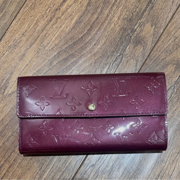 AUTHENTIC Louis Vuitton Vernis Sarah Wallet. Purple.